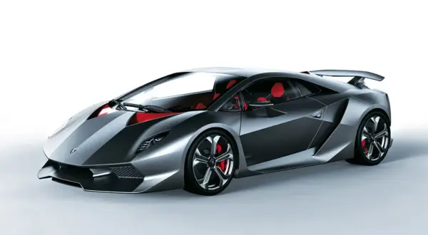 Lamborghini Sesto Elemento, sportowy samochód z włókna węglowego, z czerwonymi akcentami we wnętrzu i zaciskami hamulcowymi.