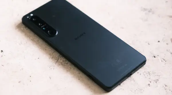 Czarne plecki telefonu Sony Xperia XZ4 z modułem aparatów Zeiss.