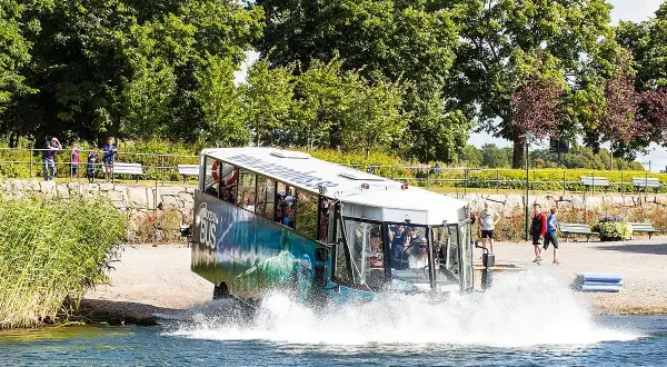 Ocean Bus i Stockholm kör ner i vattnet. Många glada passagerare ombord. Läs recensioner för en oförglömlig upplevelse!