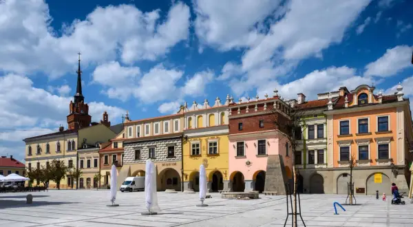 Kolorowe kamienice i wieża ratuszowa tworzą malowniczy rynek w Tarnowie.