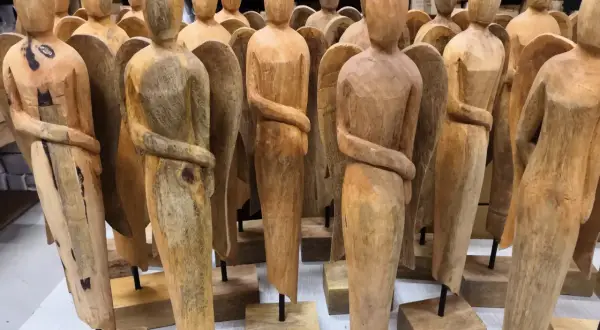 Holzengel Skulptur kaufen: Stile, Holzarten & Pflege-Tipps