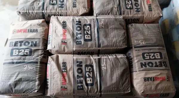 Worki z betonem B25. Zastanawiasz się, ile cementu na kubik betonu? Ta gotowa mieszanka ułatwia pracę.