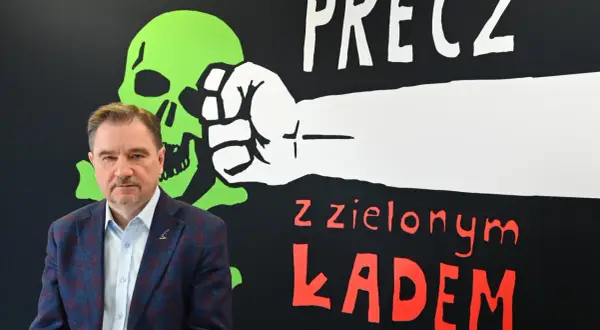 Mężczyzna na tle napisu "Precz z zielonym ładem". Kto podpisał zielony ład w Polsce?