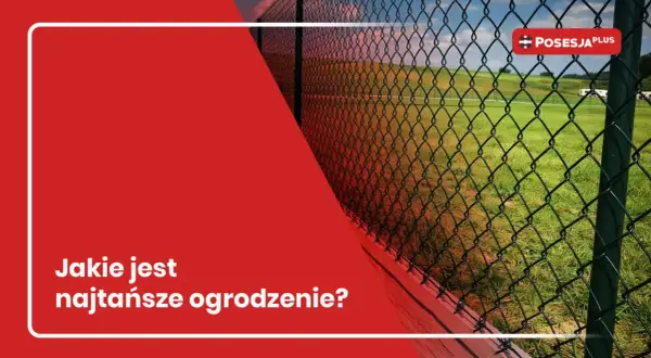 Siatka ogrodzeniowa na tle zielonej łąki i nieba.