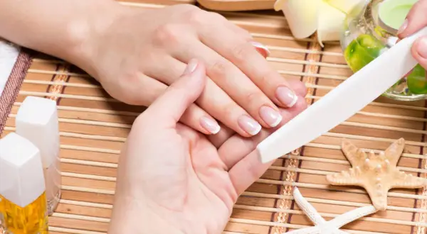 Manicure japoński: cena w Polsce, co wpływa i czy warto robić w domu?