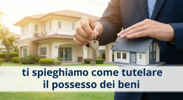 Mano con chiavi e modello di casa, per impedire accesso comproprietario. Proteggi il tuo possesso.