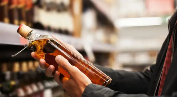 Przewóz alkoholu Włochy-Polska: Jak uniknąć problemów na lotnisku?