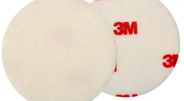 Dwa krążki polerskie 3M, jeden z widocznym logo, gotowe do pracy z pastami polerskimi.