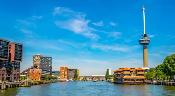 Widok na nowoczesną architekturę Rotterdamu, w tym wieżę Euromast i budynki nad wodą. Czy Rotterdam jest bezpieczny? Miasto tętni życiem.
