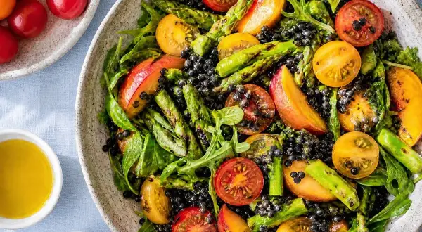 En härlig sparris sallad med linser, tomater och persika. Ett perfekt sparris recept för sommaren.
