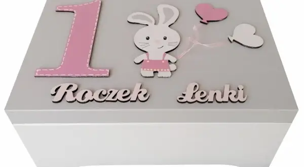 Urocza szkatułka na roczek z króliczkiem i balonikami. Idealna na pamiątkę pierwszych urodzin.