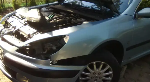 Jak wymienić żarówkę w Peugeot 206? Zobacz, jak wygląda demontaż reflektora, by dostać się do żarówki.