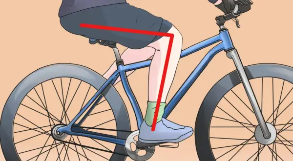 Posizione corretta per evitare il mal di schiena lombare in bicicletta: gamba leggermente piegata, schiena dritta.