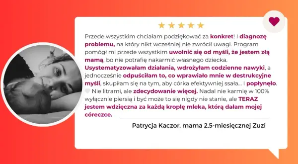 Czarno-białe zdjęcie matki z dzieckiem na rękach, uśmiechniętej.
