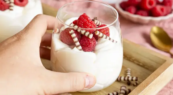 Ein schnelles Dessert mit Mascarpone, garniert mit frischen Himbeeren und Schokostäbchen. Perfekt für süße Momente!