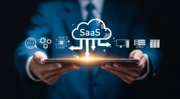 Chmura z napisem SaaS, ikony technologii i serwerów. To jest właśnie SaaS, co to jest?