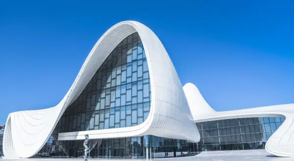 Centrum Heydara Alijewa, nowoczesny symbol stolicy Azerbejdżanu, Baku, lśni w słońcu.