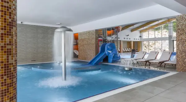 Basen z atrakcjami: zjeżdżalnia w kształcie słonia, wodospad i leżaki. Idealne miejsce na rodzinny wypoczynek, zgodnie z pozytywnymi **blue mountain resort opinie**.