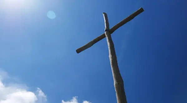Drewniany krzyż na tle błękitnego nieba. Symbol wiary, który może pomóc zrozumieć, czym się różni prawosławie od katolicyzmu.