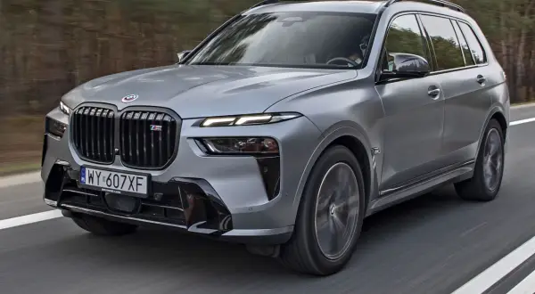 Szary BMW X7 M Sport w ruchu drogowym. Sprawdź aktualną bmw x7 cena.