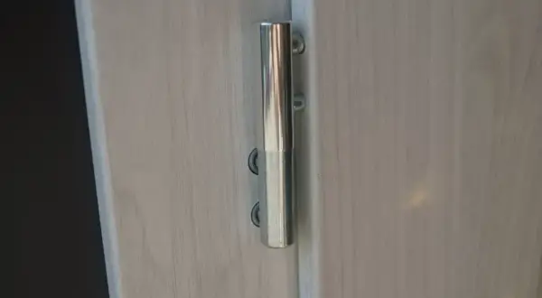 Metalowy zawias drzwiowy, widoczna regulacja zawiasów drzwi.