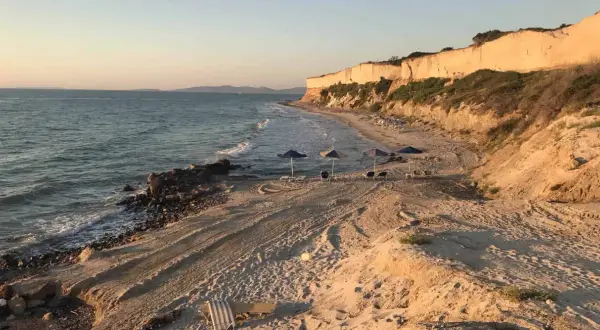 Plaża z klifem w tle, morze i leżaki. Czy warto tu przyjechać? Zdecydowanie tak!