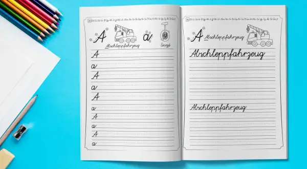 Übungsheft für die vereinfachte schulausgangsschrift mit dem Wort "Abschleppfahrzeug" und dem Buchstaben "A".