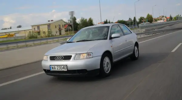 Srebrne Audi A3 8L po lifcie jedzie po drodze. Zastanawiasz się, jakie żarówki do Audi A3 8L lift będą najlepsze?