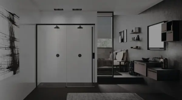 Un elegante bagno in camera con doccia doppia, lavabo sospeso e letto visibile attraverso uno specchio.