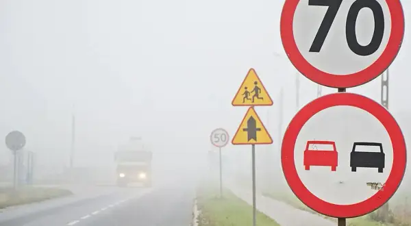 Znak zakaz wyprzedzania - Co oznacza i jak wygląda na drodze?