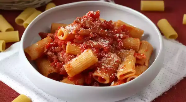 Herzhafte Pasta Amatriciana in einer Schüssel, garniert mit geriebenem Käse.