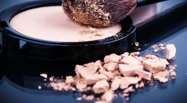 Rozsypany puder w kamieniu i pędzel. Jak uratować puder w kamieniu? Zobacz, jak go odtworzyć.