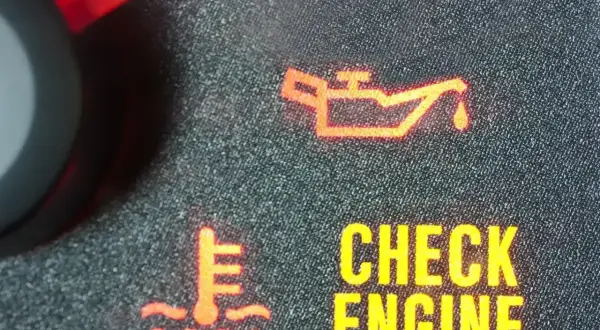 Kontrolka "check engine" świeci się po wymianie oleju, obok ikony termometru i lampki ciśnienia oleju.