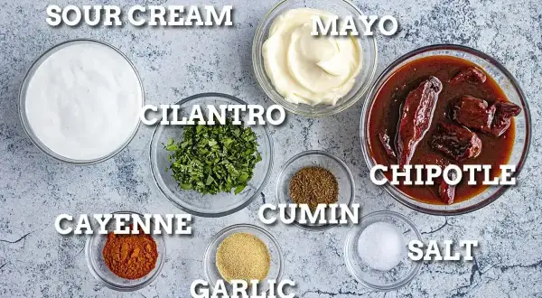 Składniki sosu: śmietana, majonez, kolendra, kmin rzymski, pieprz cayenne, czosnek, sól i papryczki chipotle w sosie.