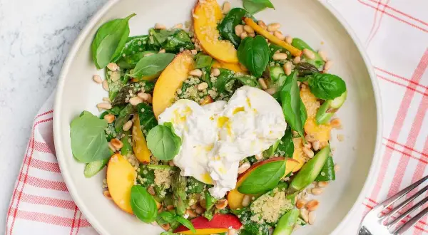En härlig quinoa sallad med persika, sparris, pinjenötter och en klick krämig burrata.