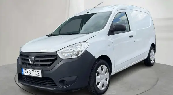 Vit Dacia Dokker skåpbil, registreringsskylt KWB 742. Kanske ett litet dacia dokker problem med den svarta fronten?