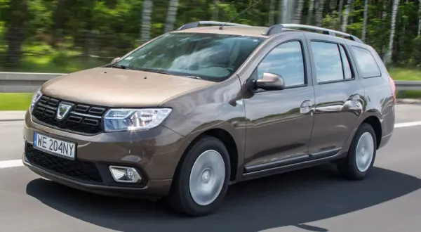 Brązowy Dacia Logan MCV w ruchu drogowym, z widocznym numerem rejestracyjnym WE 204NY.