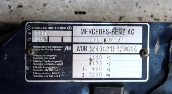 Tabliczka znamionowa Mercedesa z danymi technicznymi. Warto sprawdzić carvertical opinie przed zakupem takiego auta.