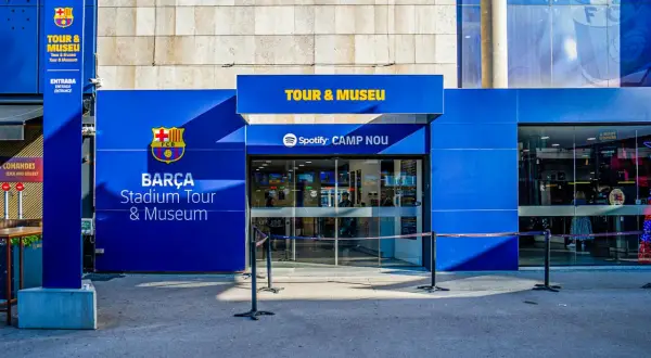 Wejście na camp nou zwiedzanie i muzeum FC Barcelony. Jasny dzień, niebieska fasada, logo klubu.