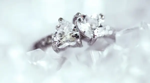 Dwa sercowate diamenty na pierścionku, symbol wiecznej miłości. Ich blask podkreśla diament znaczenie w biżuterii.