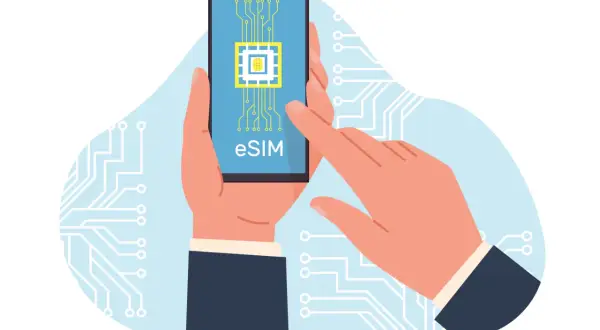Dłoń trzyma smartfon z ikoną eSIM i układem scalonym. Dowiedz się, jak sprawdzić, czy telefon obsługuje eSIM.