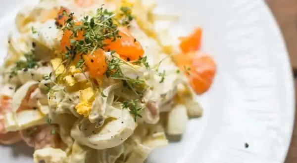 Cremiger Chicorée Salat mit Ei, Orange und frischen Kräutern, verfeinert mit Pfeffer. Ein leichter Genuss.