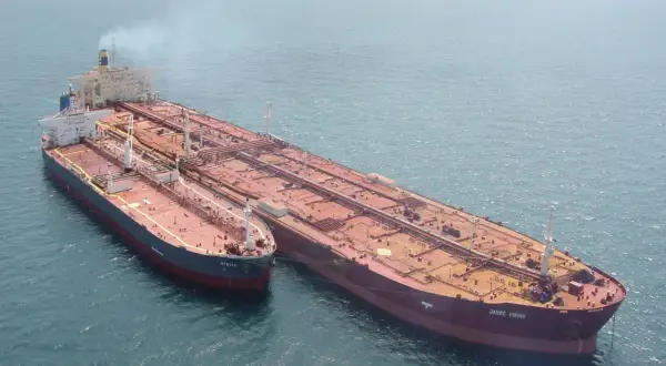 Zwei riesige Tanker, einer davon die "Jahre Viking", das größte Schiff, das je gebaut wurde, liegen nebeneinander im Meer.