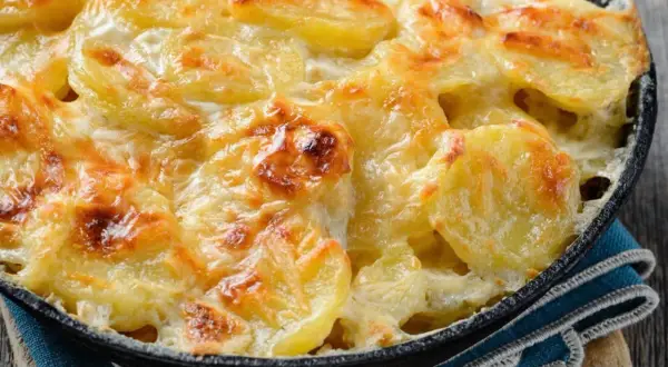 Zapiekanka ziemniaczana z kurczakiem: sekrety soczystości i smaku
