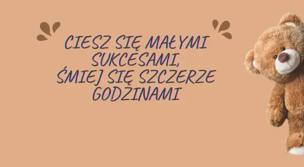 Miś z życzeniami: "Ciesz się małymi sukcesami, śmiej się szczerze godzinami". Idealne krótkie życzenia urodzinowe.