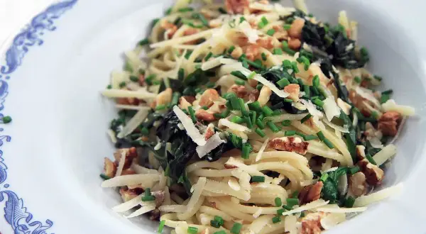 Pasta med mangold, nötter och parmesan. Ett enkelt och gott mangold recept som passar perfekt till vardagsmiddagen.