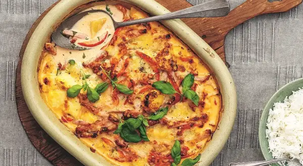 En krämig kasslergratäng med ananas och paprika, toppad med färsk basilika. Ett perfekt kassler recept för middagen.