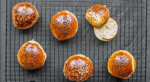 Jak podgrzać bułkę do burgera? Sekret chrupkości i smaku