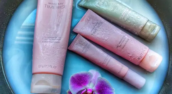 Zestaw kosmetyków Mary Kay Timewise, w tym żel do mycia i kremy. Pozytywne mary kay opinie potwierdzają ich skuteczność.