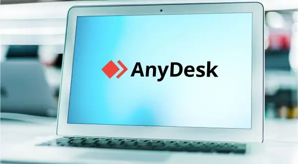 Laptop z logo AnyDesk na ekranie, gotowy do pracy z dowolnego miejsca.